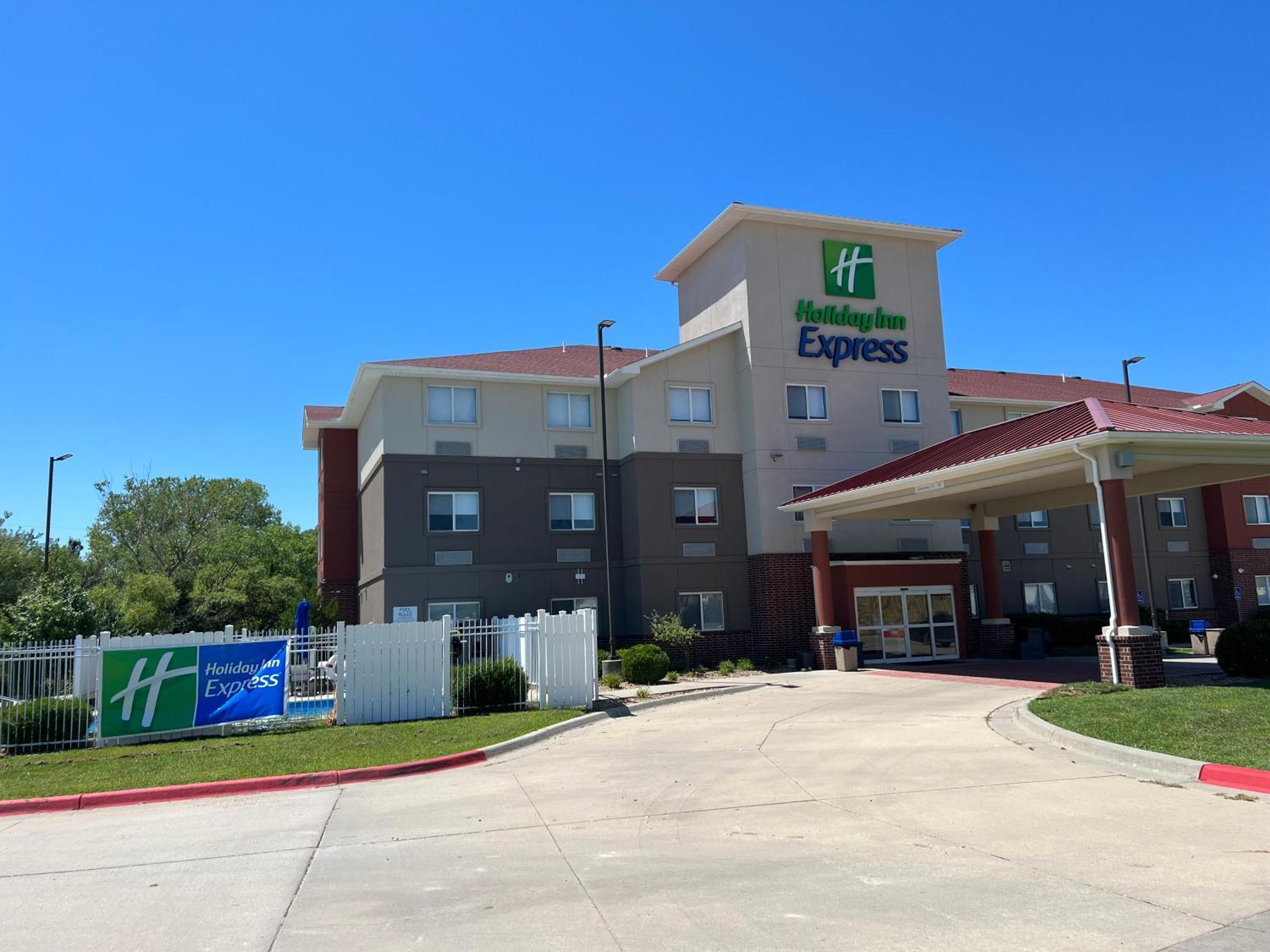 Holiday Inn Express - Wichita North - Park City By Ihg Exterior foto